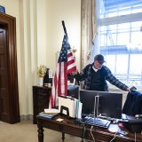 Le sexagénaire s'était introduit dans le bureau de Nancy Pelosi au moment de l'assaut survenu en 2020.